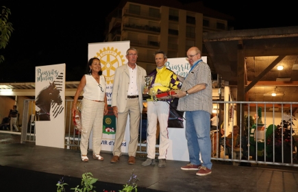 Remise de la coupe et du panier garni au gagnant de la 7ème course "Rotary Bayonne-Biarritz-Anglet".